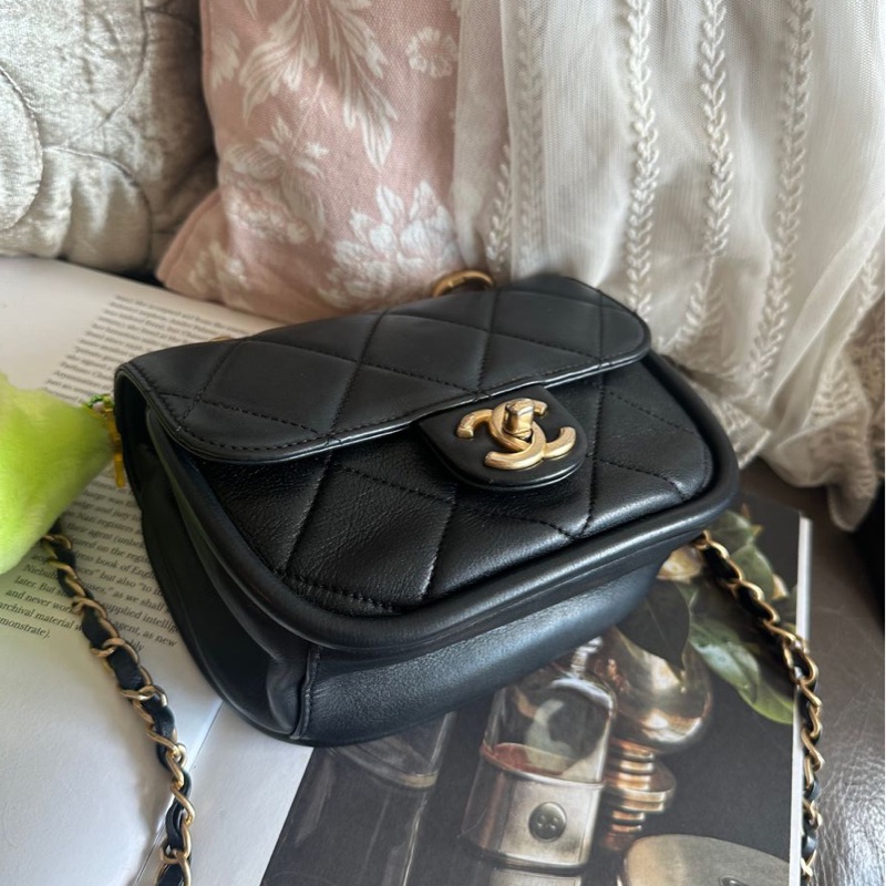 香奈兒迷你口蓋包 熱門款 芯片款  黑色 手提包 斜挎包 斜背 側背 Chanel Black Quilted mateless Mini Flap Messenger with Top Chain Handle /mini square / crossbody bag /handbag/bag/chain bag-9