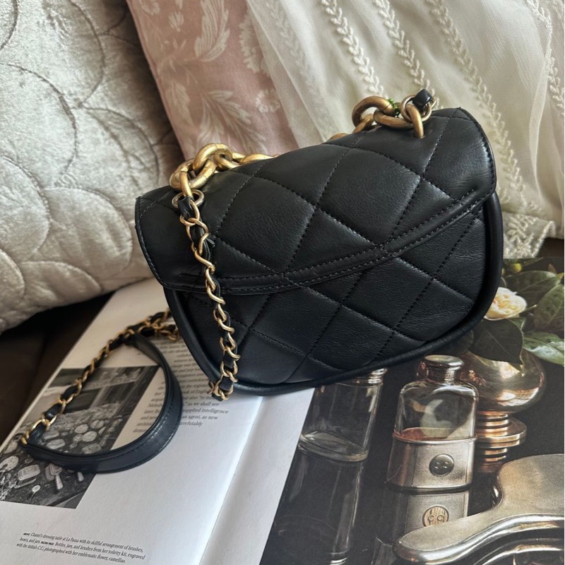 香奈兒迷你口蓋包 熱門款 芯片款  黑色 手提包 斜挎包 斜背 側背 Chanel Black Quilted mateless Mini Flap Messenger with Top Chain Handle /mini square / crossbody bag /handbag/bag/chain bag-10