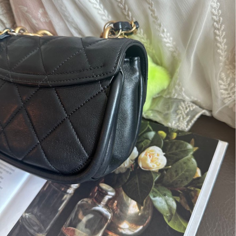香奈兒迷你口蓋包 熱門款 芯片款  黑色 手提包 斜挎包 斜背 側背 Chanel Black Quilted mateless Mini Flap Messenger with Top Chain Handle /mini square / crossbody bag /handbag/bag/chain bag-13