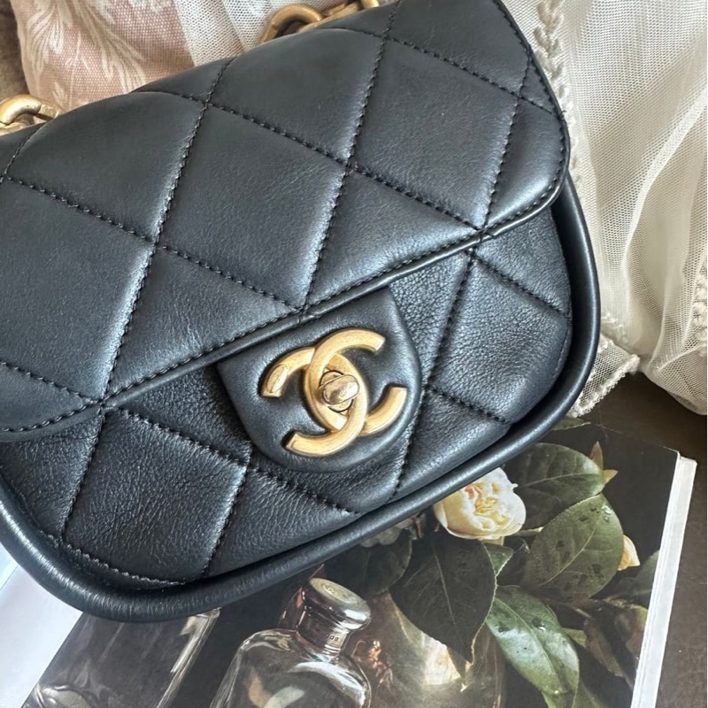 香奈兒迷你口蓋包 熱門款 芯片款  黑色 手提包 斜挎包 斜背 側背 Chanel Black Quilted mateless Mini Flap Messenger with Top Chain Handle /mini square / crossbody bag /handbag/bag/chain bag-17