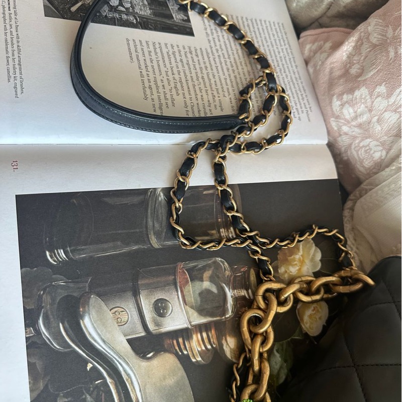 香奈兒迷你口蓋包 熱門款 芯片款  黑色 手提包 斜挎包 斜背 側背 Chanel Black Quilted mateless Mini Flap Messenger with Top Chain Handle /mini square / crossbody bag /handbag/bag/chain bag-18