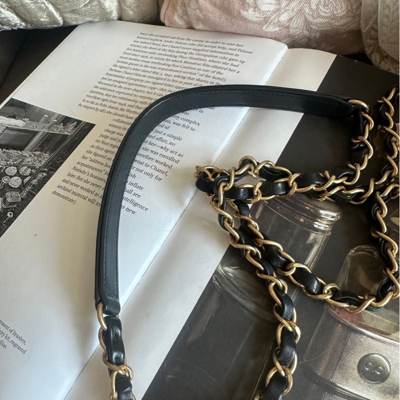 香奈兒迷你口蓋包 熱門款 芯片款  黑色 手提包 斜挎包 斜背 側背 Chanel Black Quilted mateless Mini Flap Messenger with Top Chain Handle /mini square / crossbody bag /handbag/bag/chain bag-19