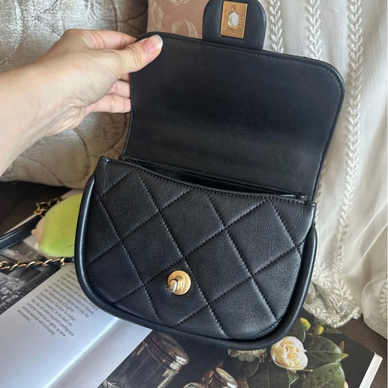 香奈兒迷你口蓋包 熱門款 芯片款  黑色 手提包 斜挎包 斜背 側背 Chanel Black Quilted mateless Mini Flap Messenger with Top Chain Handle /mini square / crossbody bag /handbag/bag/chain bag-20