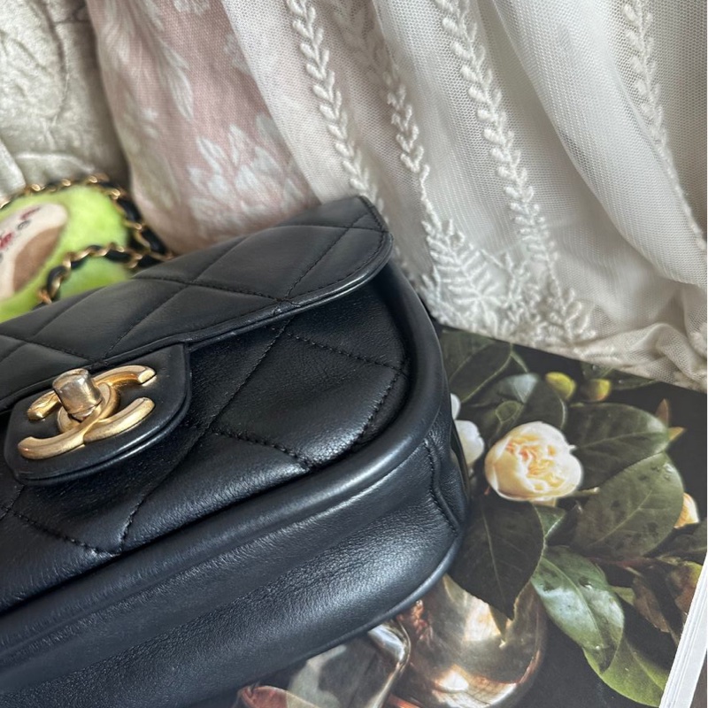 香奈兒迷你口蓋包 熱門款 芯片款  黑色 手提包 斜挎包 斜背 側背 Chanel Black Quilted mateless Mini Flap Messenger with Top Chain Handle /mini square / crossbody bag /handbag/bag/chain bag-21