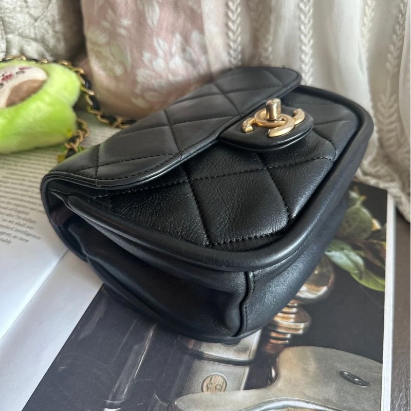 香奈兒迷你口蓋包 熱門款 芯片款  黑色 手提包 斜挎包 斜背 側背 Chanel Black Quilted mateless Mini Flap Messenger with Top Chain Handle /mini square / crossbody bag /handbag/bag/chain bag-22