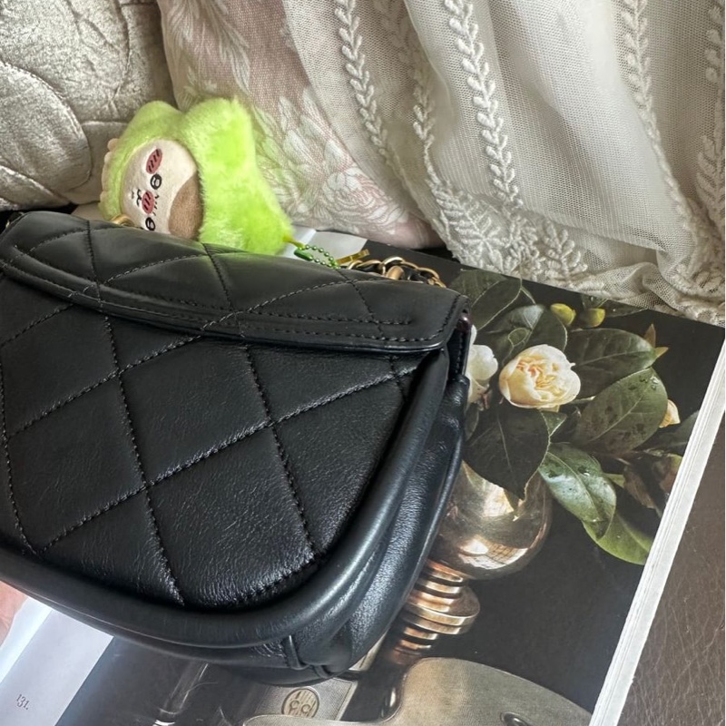 香奈兒迷你口蓋包 熱門款 芯片款  黑色 手提包 斜挎包 斜背 側背 Chanel Black Quilted mateless Mini Flap Messenger with Top Chain Handle /mini square / crossbody bag /handbag/bag/chain bag-23