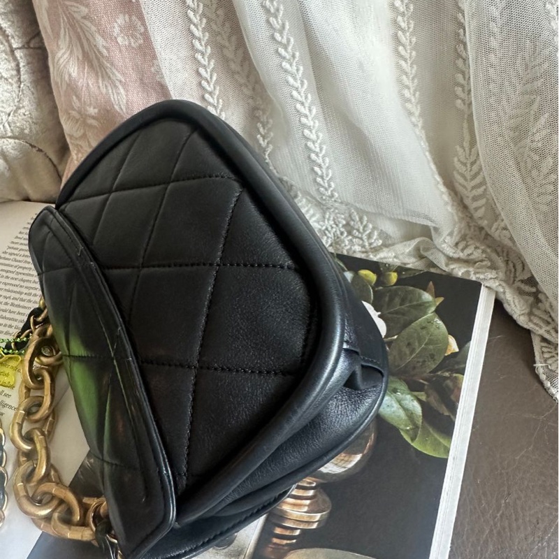香奈兒迷你口蓋包 熱門款 芯片款  黑色 手提包 斜挎包 斜背 側背 Chanel Black Quilted mateless Mini Flap Messenger with Top Chain Handle /mini square / crossbody bag /handbag/bag/chain bag-24