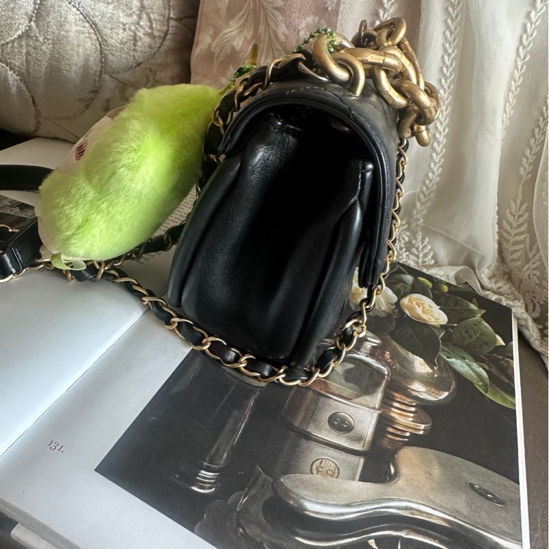 香奈兒迷你口蓋包 熱門款 芯片款  黑色 手提包 斜挎包 斜背 側背 Chanel Black Quilted mateless Mini Flap Messenger with Top Chain Handle /mini square / crossbody bag /handbag/bag/chain bag-26