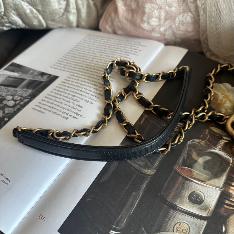 香奈兒迷你口蓋包 熱門款 芯片款  黑色 手提包 斜挎包 斜背 側背 Chanel Black Quilted mateless Mini Flap Messenger with Top Chain Handle /mini square / crossbody bag /handbag/bag/chain bag-27