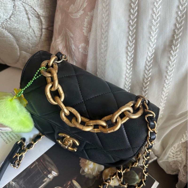 香奈兒迷你口蓋包 熱門款 芯片款  黑色 手提包 斜挎包 斜背 側背 Chanel Black Quilted mateless Mini Flap Messenger with Top Chain Handle /mini square / crossbody bag /handbag/bag/chain bag-28