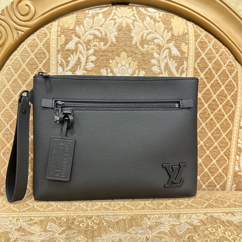 LV 黑牛皮黑釦Take off一字拉手拿包 M69837-0
