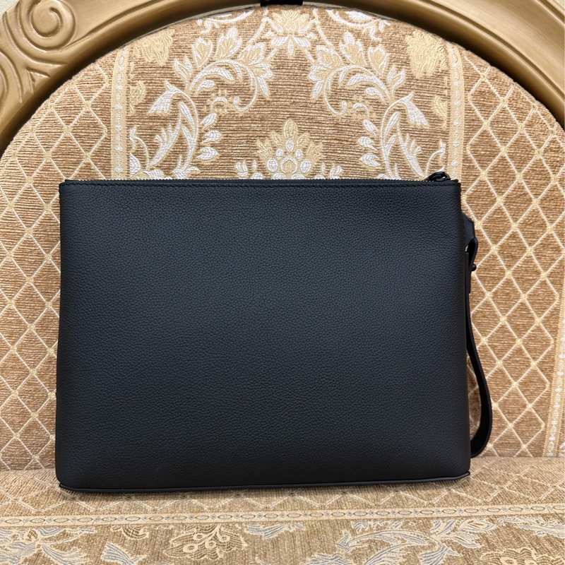 LV 黑牛皮黑釦Take off一字拉手拿包 M69837-1