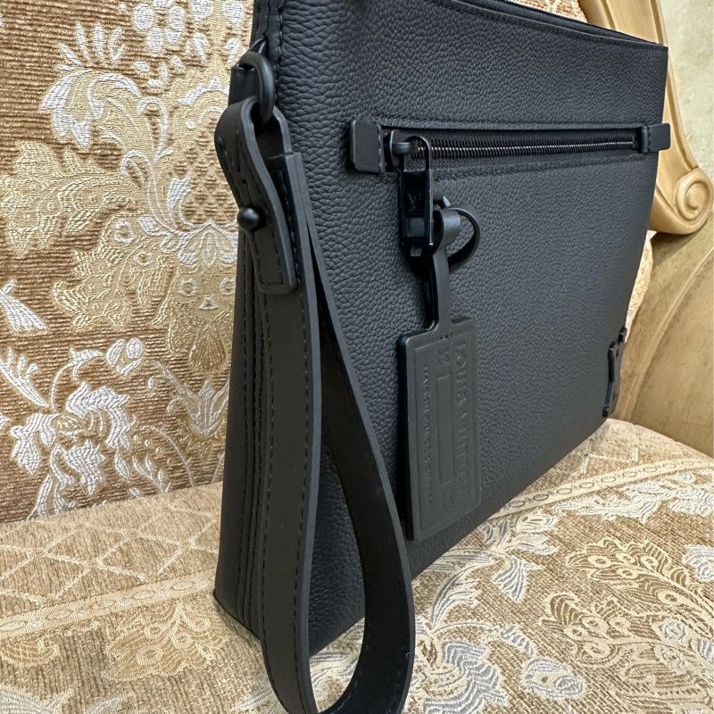 LV 黑牛皮黑釦Take off一字拉手拿包 M69837-2