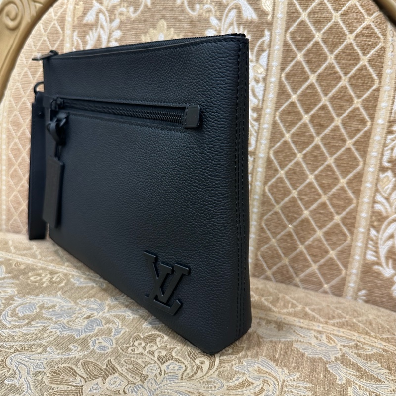 LV 黑牛皮黑釦Take off一字拉手拿包 M69837-3