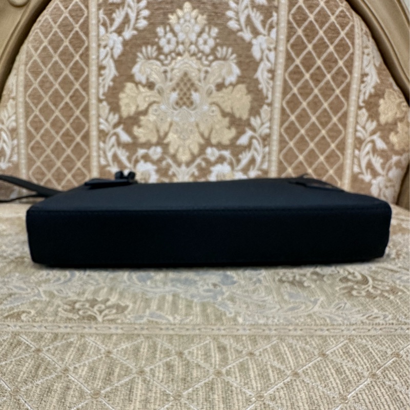 LV 黑牛皮黑釦Take off一字拉手拿包 M69837-4