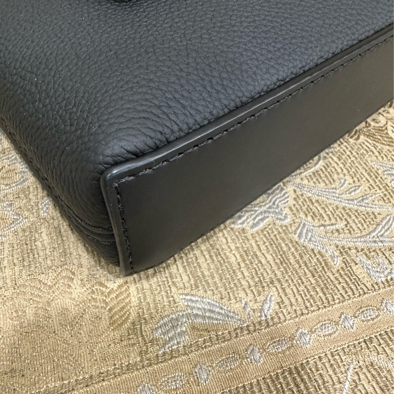 LV 黑牛皮黑釦Take off一字拉手拿包 M69837-5