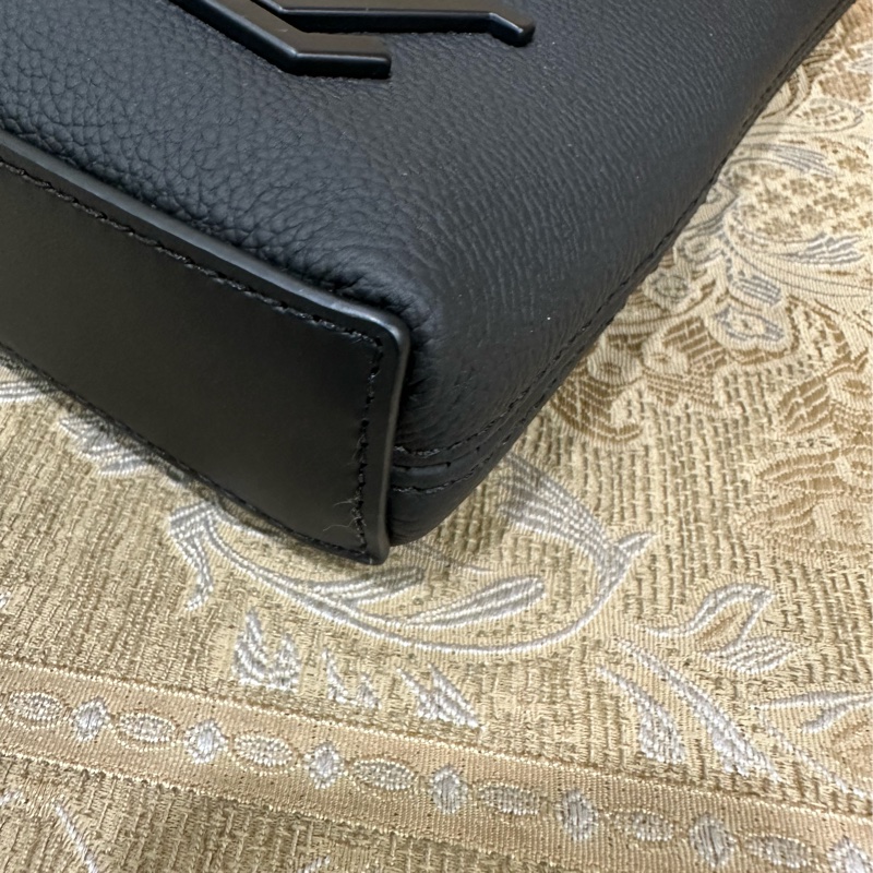 LV 黑牛皮黑釦Take off一字拉手拿包 M69837-6