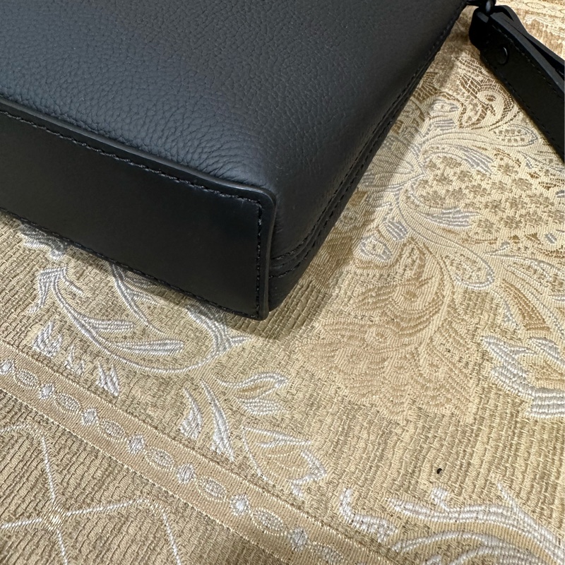LV 黑牛皮黑釦Take off一字拉手拿包 M69837-7