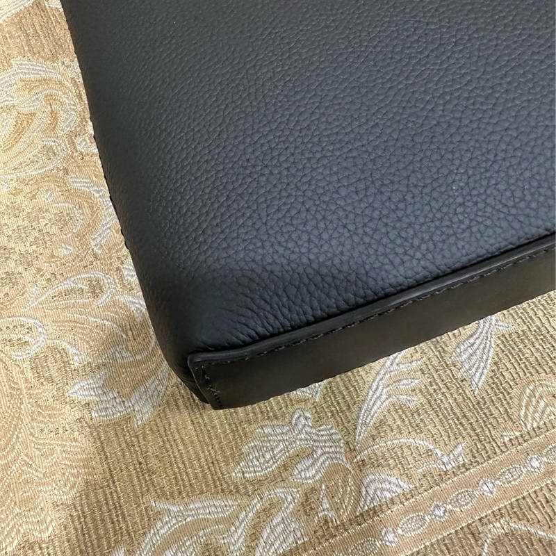 LV 黑牛皮黑釦Take off一字拉手拿包 M69837-8