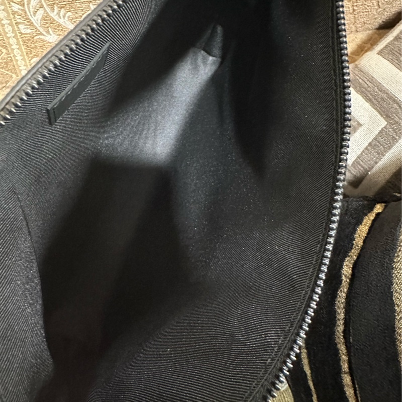 LV 黑牛皮黑釦Take off一字拉手拿包 M69837-9