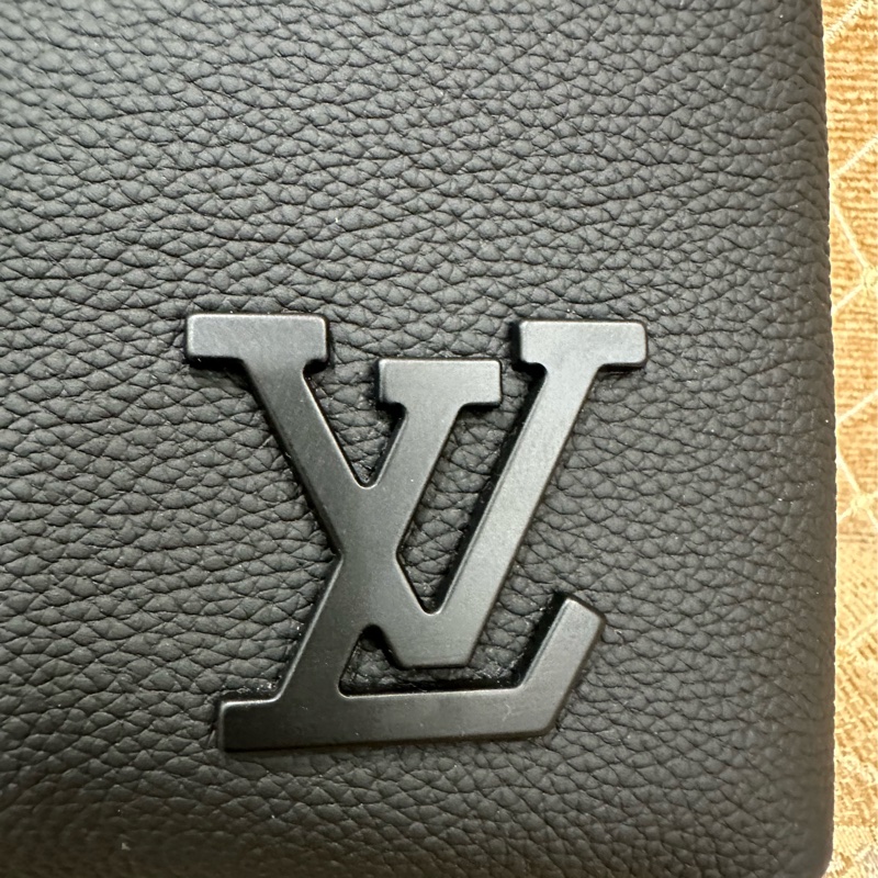 LV 黑牛皮黑釦Take off一字拉手拿包 M69837-10
