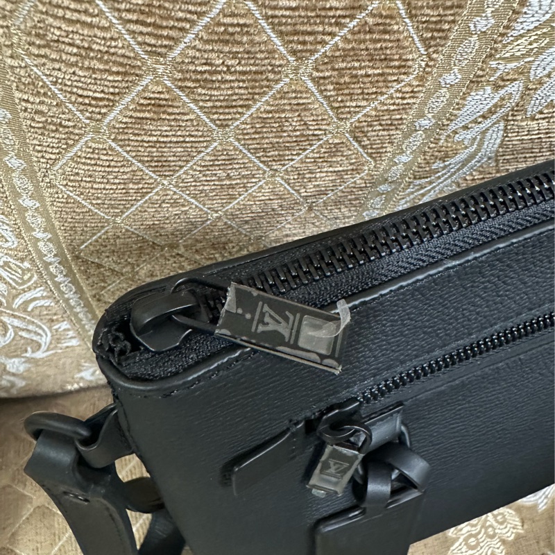 LV 黑牛皮黑釦Take off一字拉手拿包 M69837-11