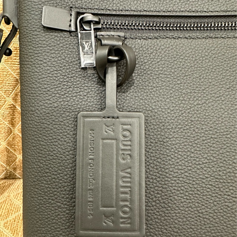 LV 黑牛皮黑釦Take off一字拉手拿包 M69837-12