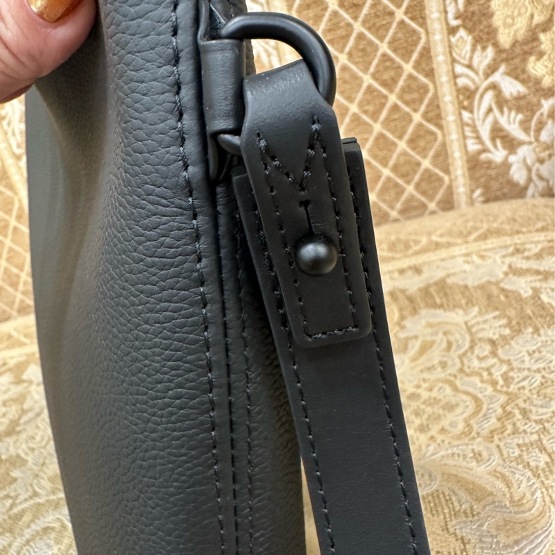 LV 黑牛皮黑釦Take off一字拉手拿包 M69837-13