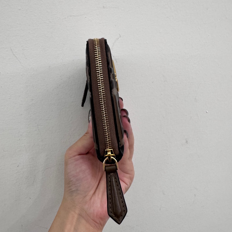 Fendi FF Diamonds 浮雕老花拉鍊短夾 全新閒置-2