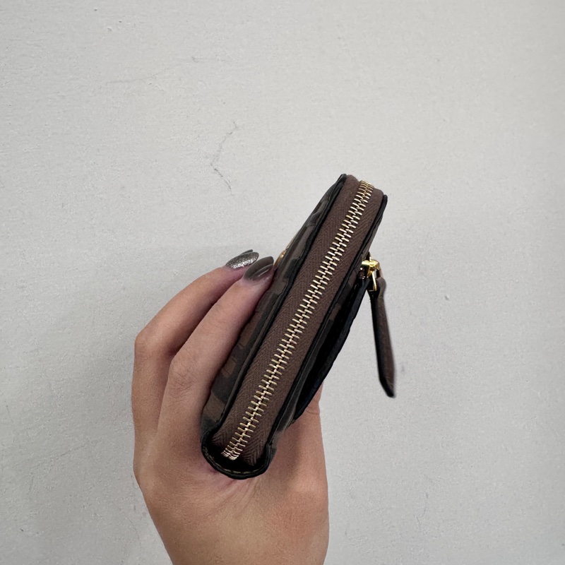 Fendi FF Diamonds 浮雕老花拉鍊短夾 全新閒置-4