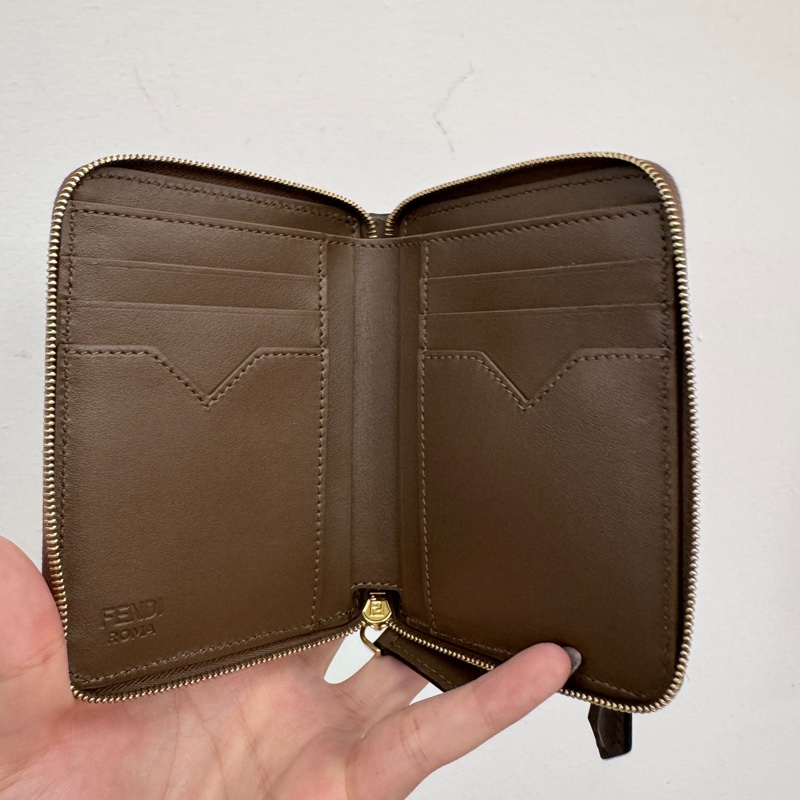 Fendi FF Diamonds 浮雕老花拉鍊短夾 全新閒置-6