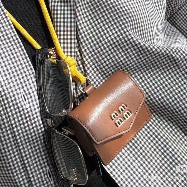 精緻百搭✨Miumiu繆繆焦糖棕皮質耳機包小掛件配件-0