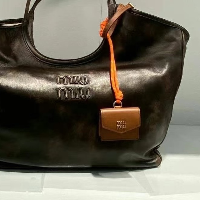 精緻百搭✨Miumiu繆繆焦糖棕皮質耳機包小掛件配件-1