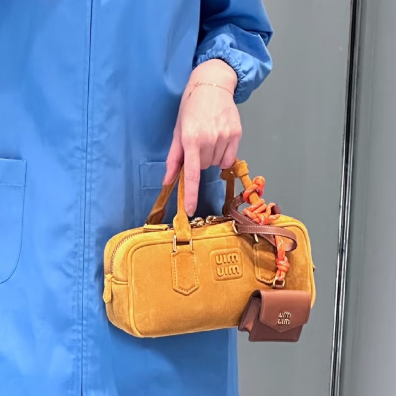 精緻百搭✨Miumiu繆繆焦糖棕皮質耳機包小掛件配件-3