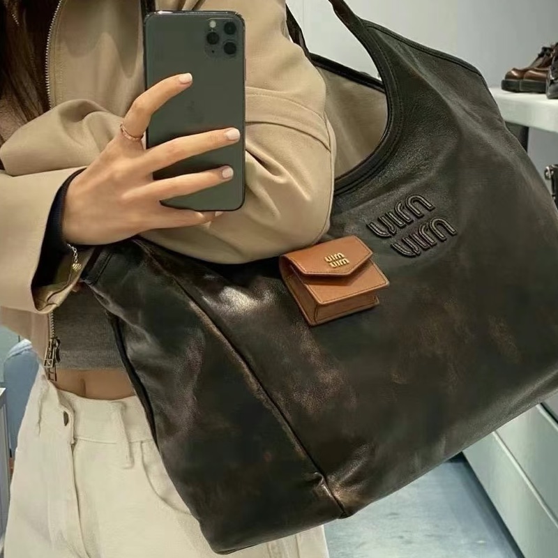 精緻百搭✨Miumiu繆繆焦糖棕皮質耳機包小掛件配件-4