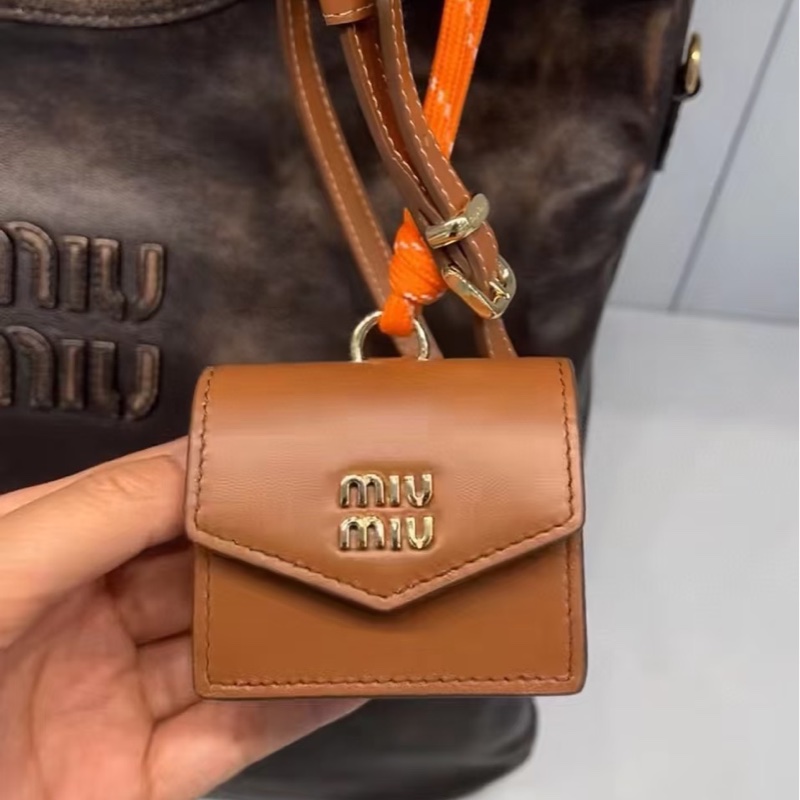 精緻百搭✨Miumiu繆繆焦糖棕皮質耳機包小掛件配件-6