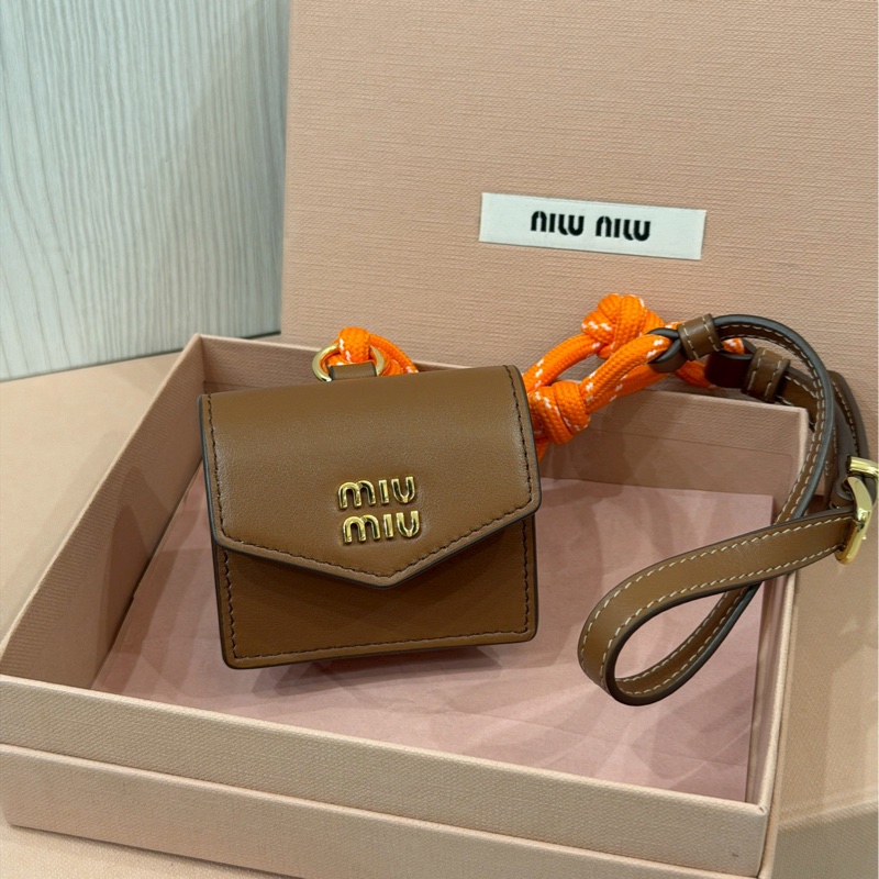 精緻百搭✨Miumiu繆繆焦糖棕皮質耳機包小掛件配件-7