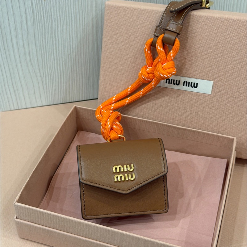 精緻百搭✨Miumiu繆繆焦糖棕皮質耳機包小掛件配件-8