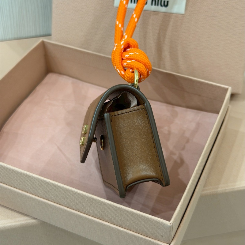 精緻百搭✨Miumiu繆繆焦糖棕皮質耳機包小掛件配件-9