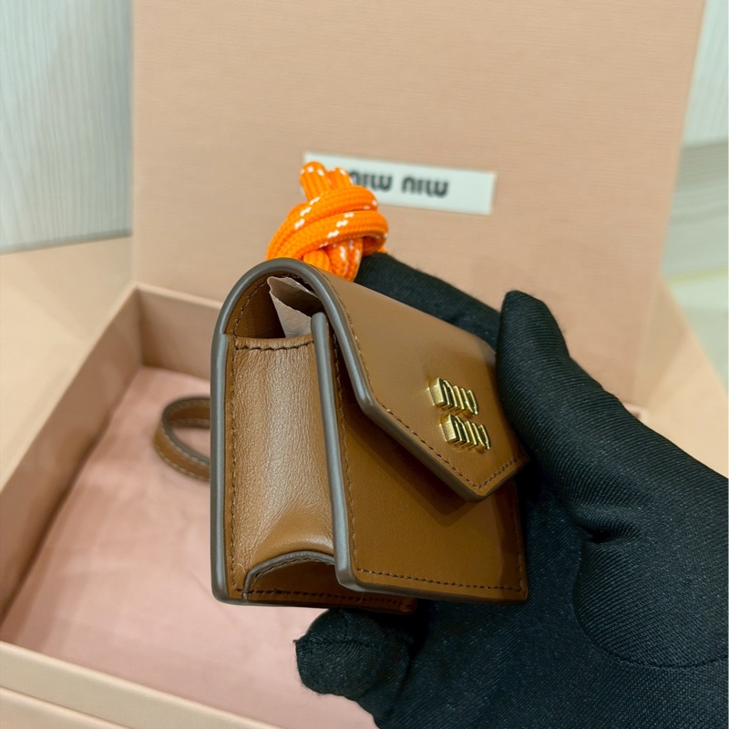 精緻百搭✨Miumiu繆繆焦糖棕皮質耳機包小掛件配件-11