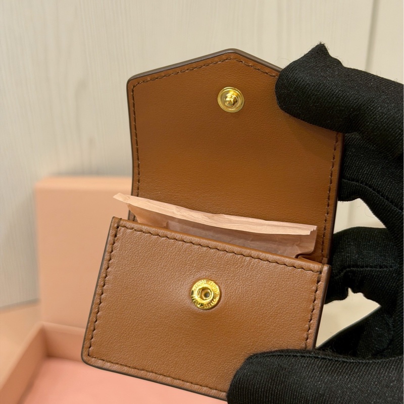 精緻百搭✨Miumiu繆繆焦糖棕皮質耳機包小掛件配件-15