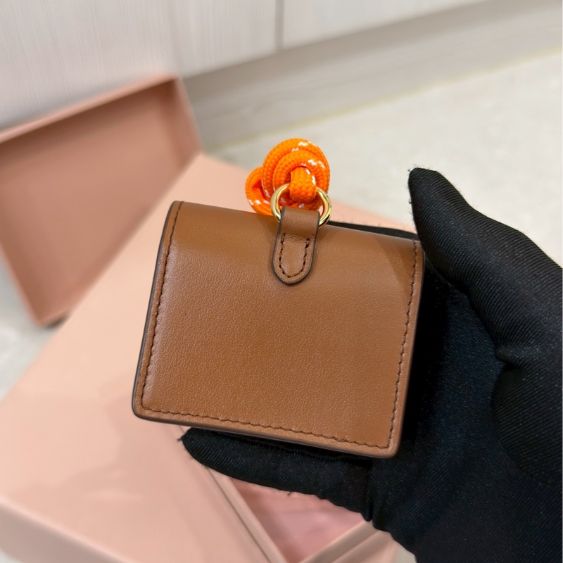 精緻百搭✨Miumiu繆繆焦糖棕皮質耳機包小掛件配件-16