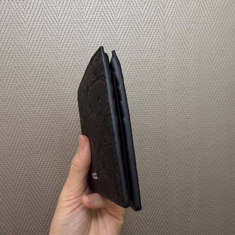 Dior 黑牛皮壓紋對開8卡短夾-1
