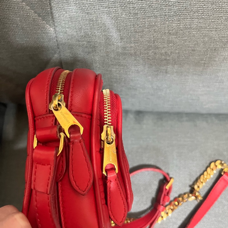 BURBERRY Lola TB字母絎縫羔羊皮鍊帶相機包#小#紅色-5