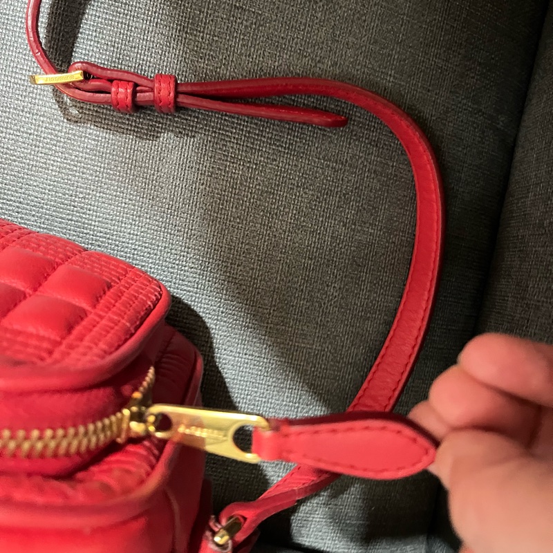 BURBERRY Lola TB字母絎縫羔羊皮鍊帶相機包#小#紅色-33