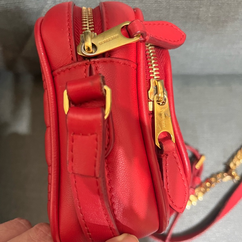 BURBERRY Lola TB字母絎縫羔羊皮鍊帶相機包#小#紅色-36