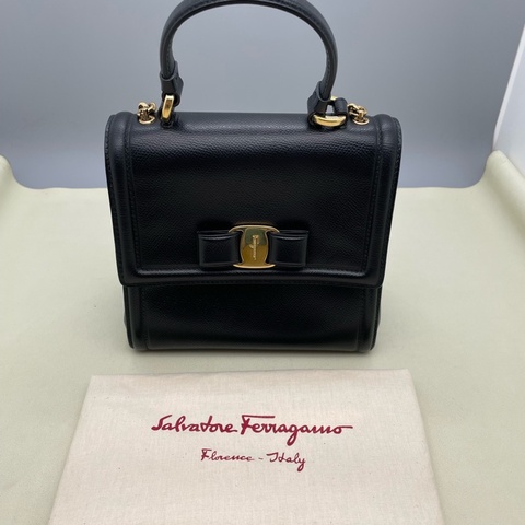 菲拉格慕/Salvatore Ferragamo  黑色手提斜挎包尺寸:18x17x10.5