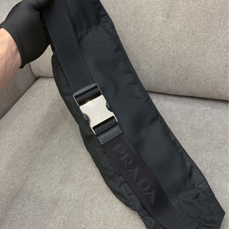 PRADA鐵牌尼龍腰包-1