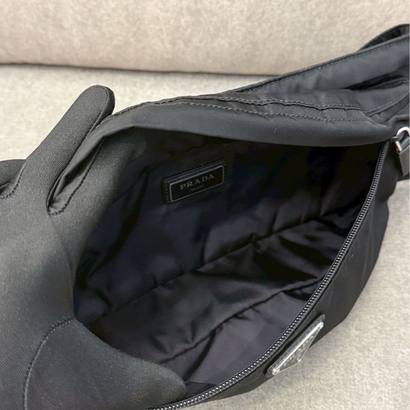 PRADA鐵牌尼龍腰包-2