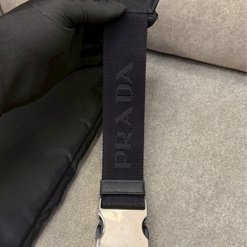 PRADA鐵牌尼龍腰包-4